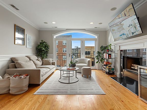 4th image of 2444 W Diversey Ave #2W