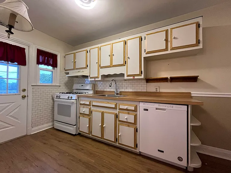 1765 White Oak Ave — Photo 4