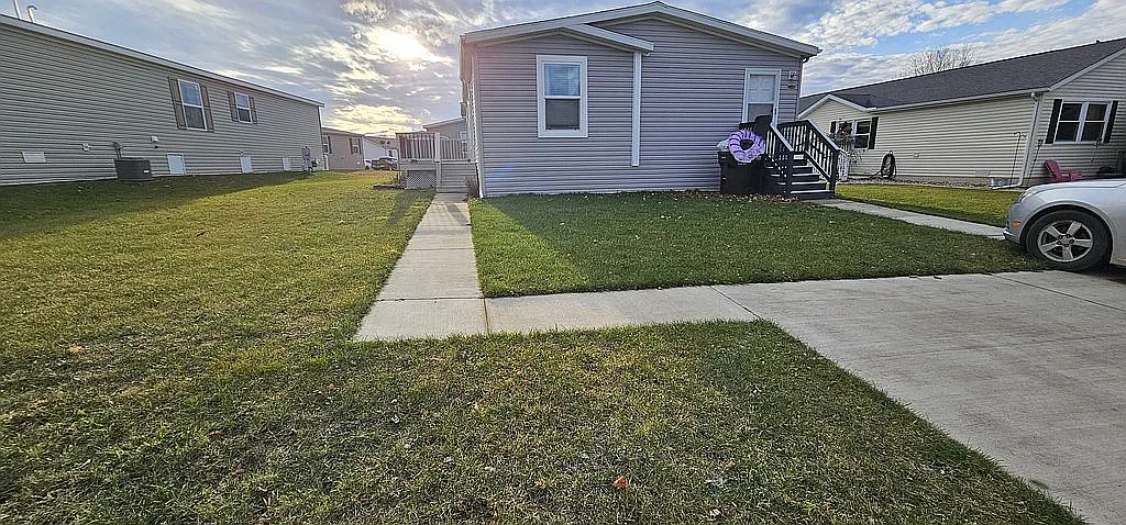 1556 Larkmore Ln photo 1