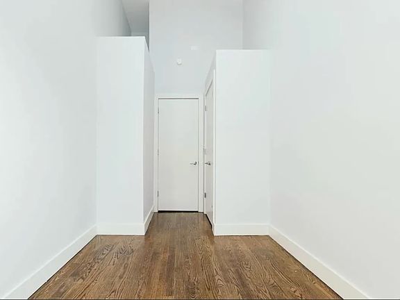 4th image of 223 Suydam St APT 3R