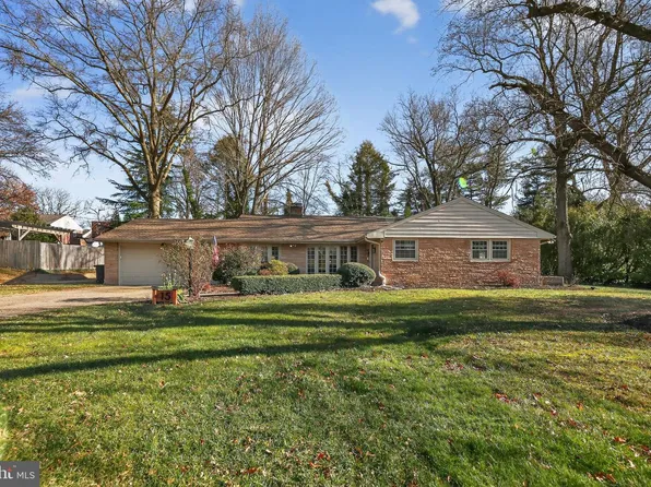 15 Circle Dr, Moorestown, NJ 08057