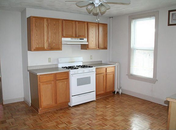 1st fl. modern kitchen