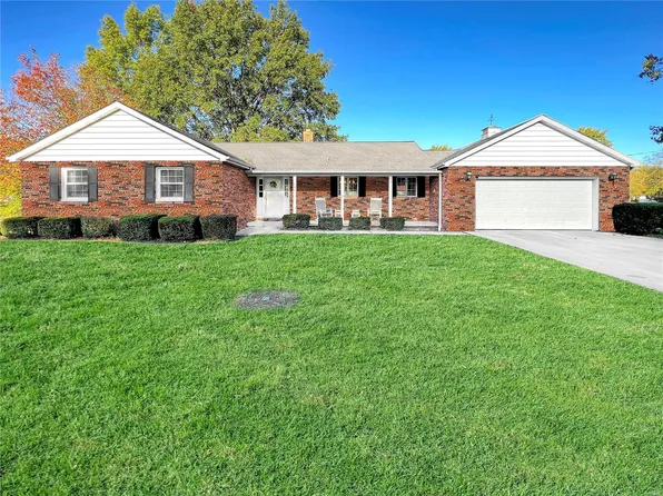 700 Porpoise Dr, Highland, IL 62249