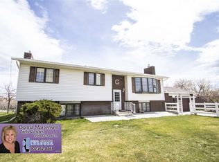 975 Fenton Rd, Evansville, WY 82636