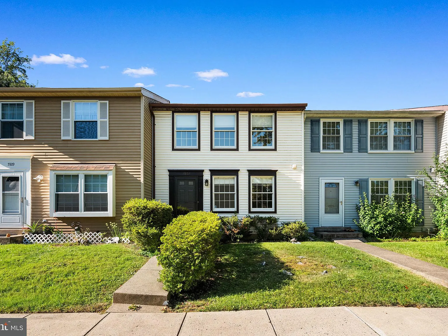 3 bed, 1.5 bath, 1360 sqft, $2,300 — Photo 2