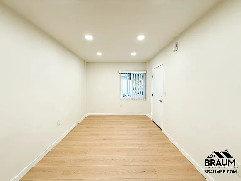 15634 Leadwell St — Photo 5
