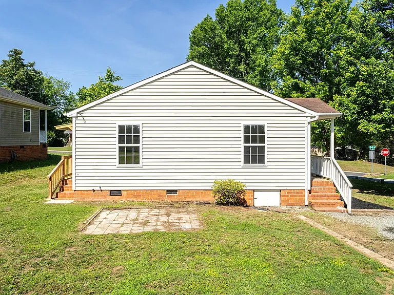 830 Oxford Ln — Photo 5