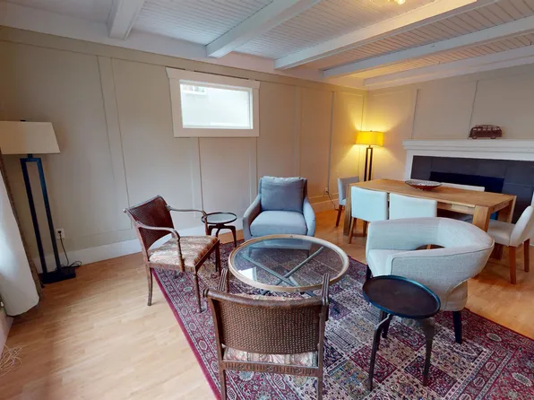 1220 Edinburgh St, New Westminster, BC V3M 2V8