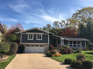 325 Chatelaine Ct, Willowbrook, IL 60527