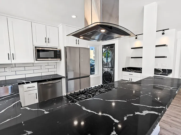 2121 Thomas Avenue — Photo 4