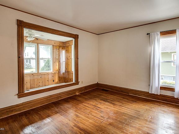 5th image of 127 Orchard Ave