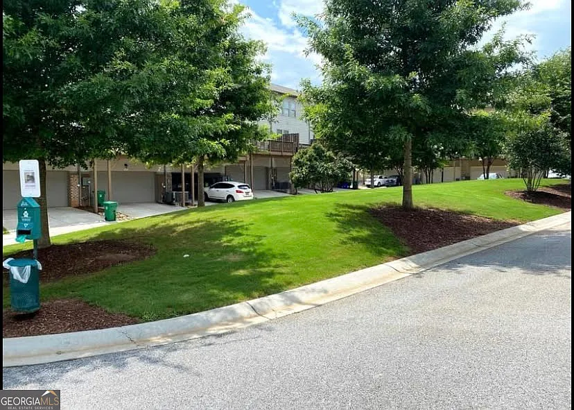 3 bed, 3.5 bath, 2400 sqft, $2,499 — Photo 4
