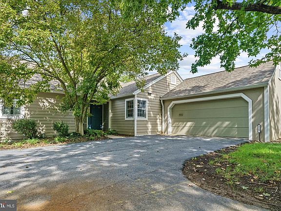 2nd image of 1930 Meadow Ln
