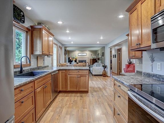 4th image of 819 East Street