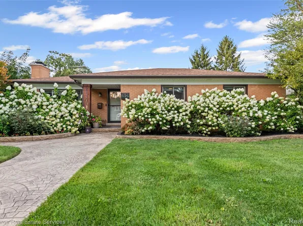 21101 Beaufait St, Harper Woods, MI 48225