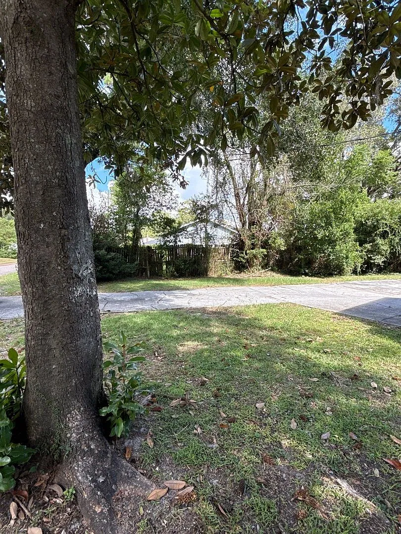 Charming 1952 Classic with Ample Parking — Photo 3