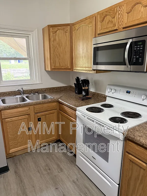 4 bed, 1.0 bath, $2,300 — Photo 4