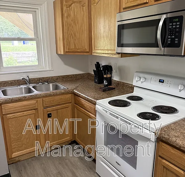 1838 J Ave NE — Photo 4