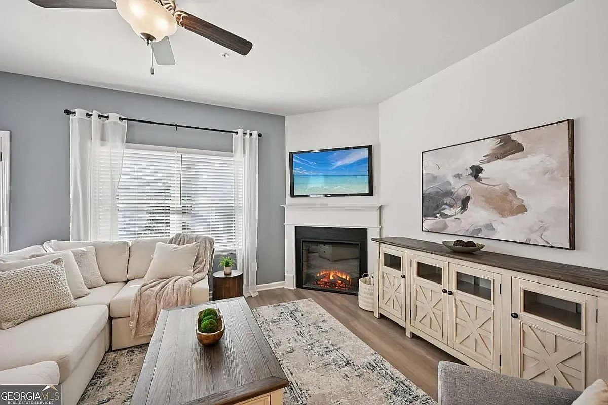 4 bed, 2.5 bath, 1858 sqft, $2,300 — Photo 4