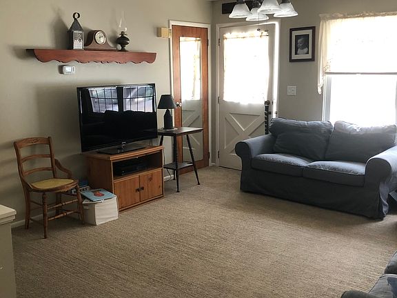 3rd image of 595 Hickory St