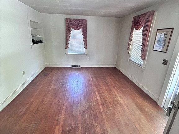 2nd image of 213 Pennington St