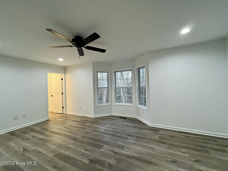 157 Edinburgh Dr — Photo 12