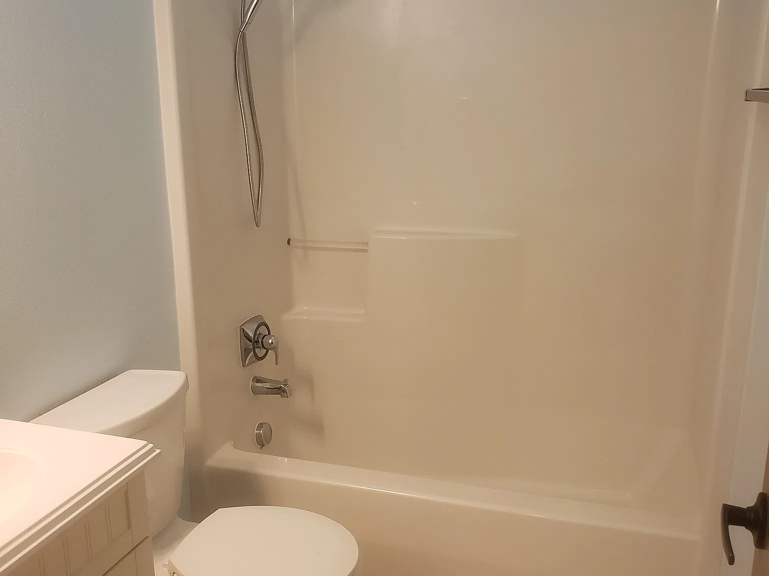 2 bed, 850 sqft, $2,040 — Photo 2