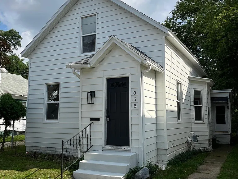 858 Baxter St SE — Photo 1