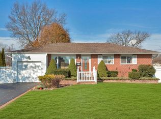 81 Fairview Ave, Deer Park, NY