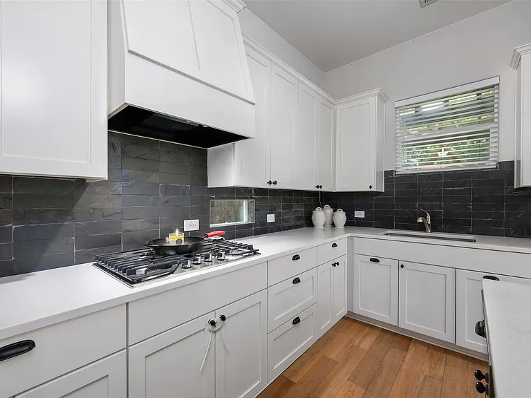 408 W 16th St — Photo 15