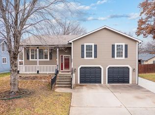 405 Carriage Xing, Lansing, KS 66043