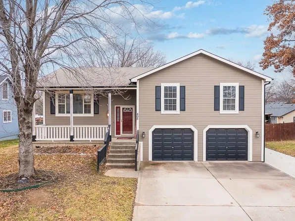 405 Carriage Xing, Lansing, KS 66043