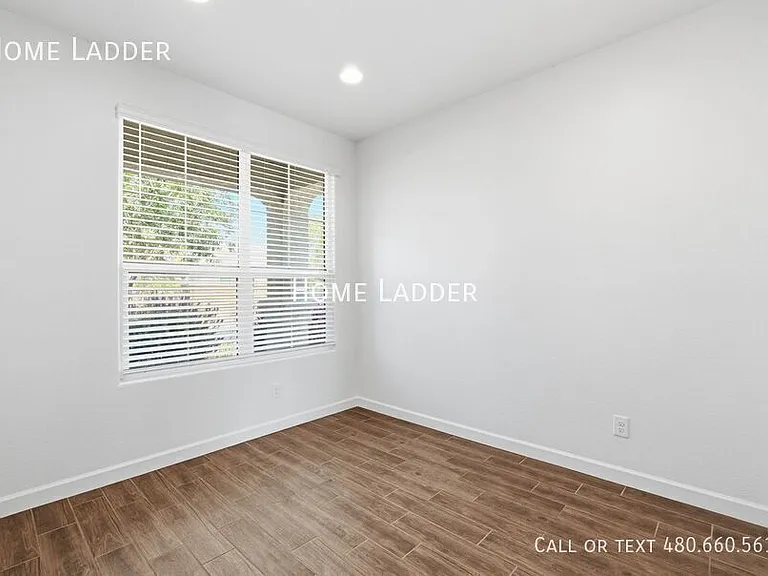 2713 N Camden Dr — Photo 5