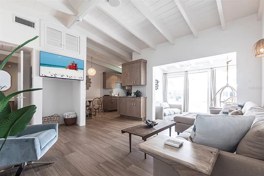 1 bed, 1.0 bath, 708 sqft, $5,370 — Photo 2