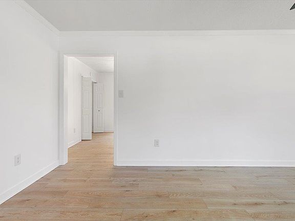 4th image of 2435 Glade Dr SE