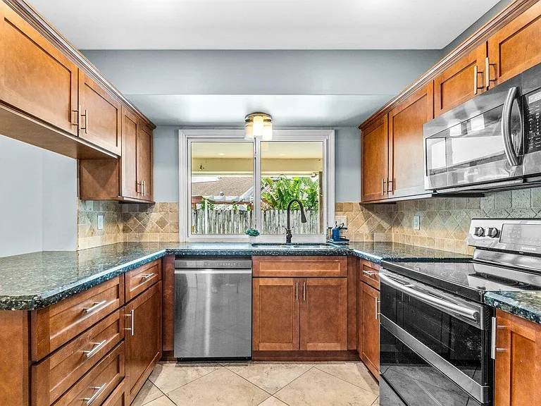 1352 Wyndcliff Dr — Photo 6
