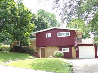 216 Greenwood Dr, New Brighton, PA 15066