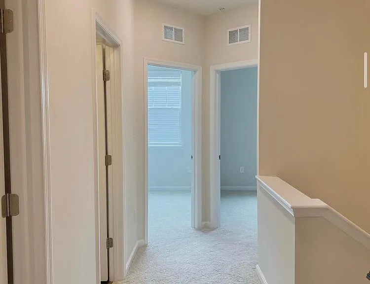 910 Naples Ln — Photo 2