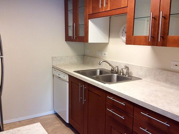 5th image of 1105 Royal Street George Dr #105