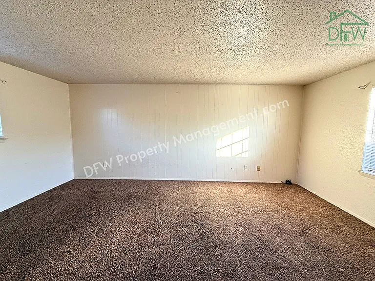 1021 Pleasant Valley Ln — Photo 3