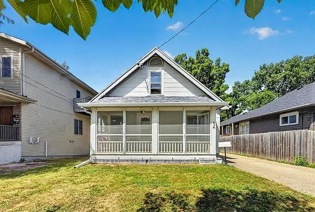 3 bed, 2.0 bath, 1042 sqft, $2,400 — Photo 2