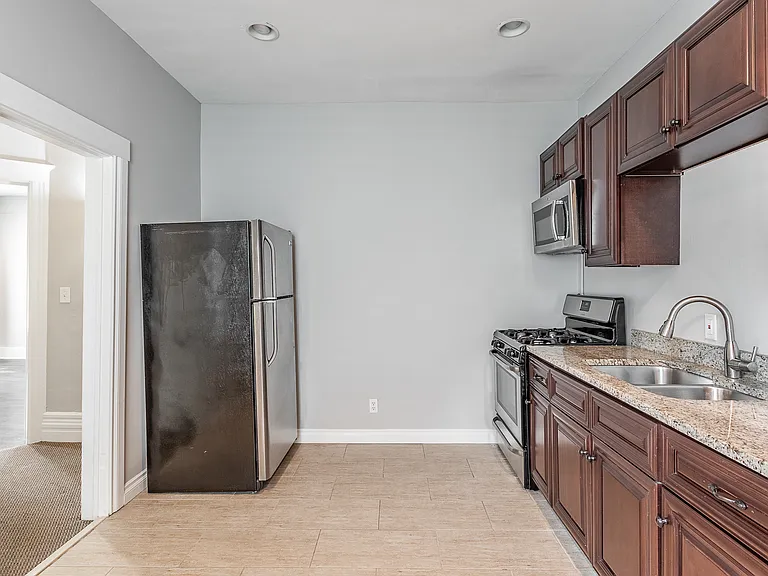 409 E 6th St #2 — Photo 9