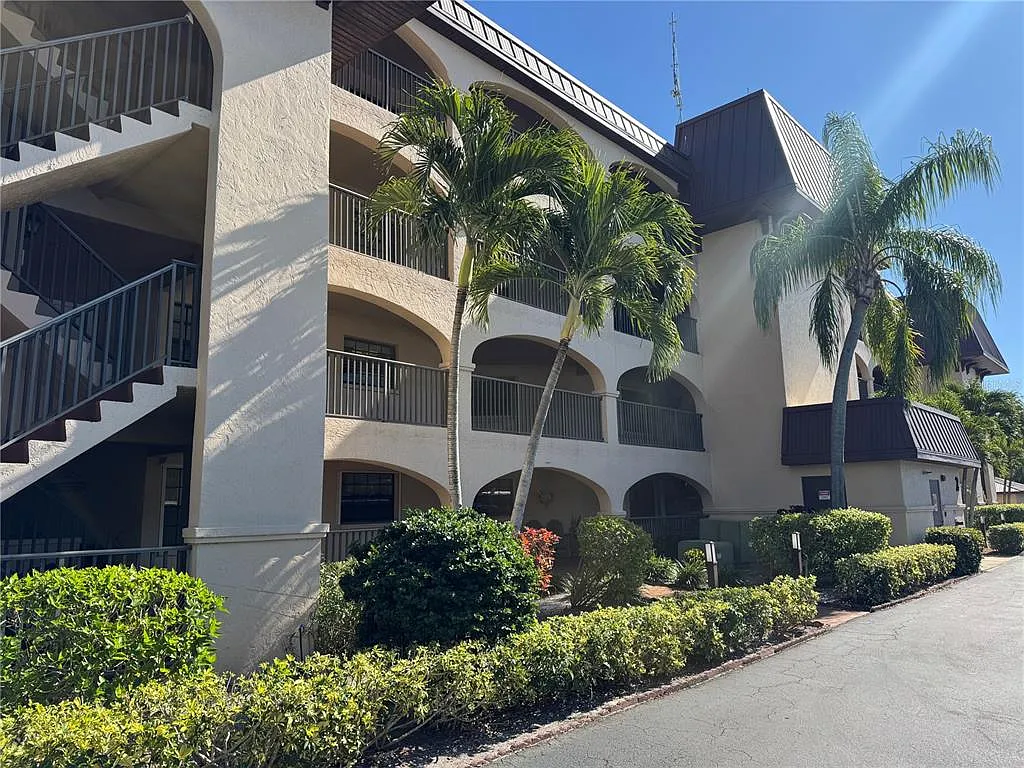 2 bed, 2.0 bath, 1405 sqft, $2,000 — Photo 2