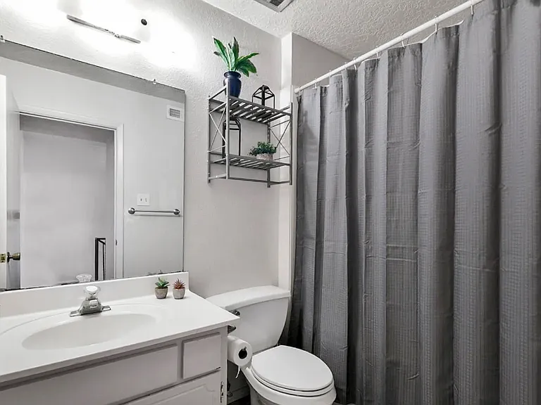 1121 Chelwood Park Blvd NE #7 — Photo 6
