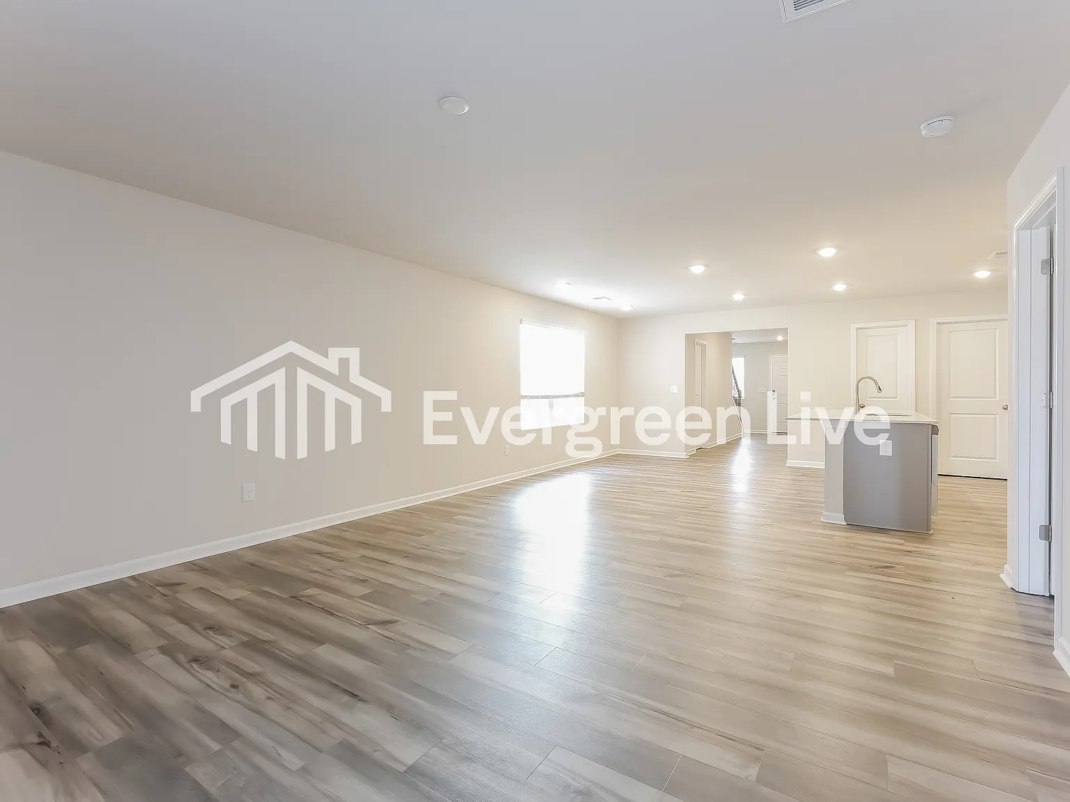 5 bed, 2.5 bath, 2306 sqft, $1,920 — Photo 4