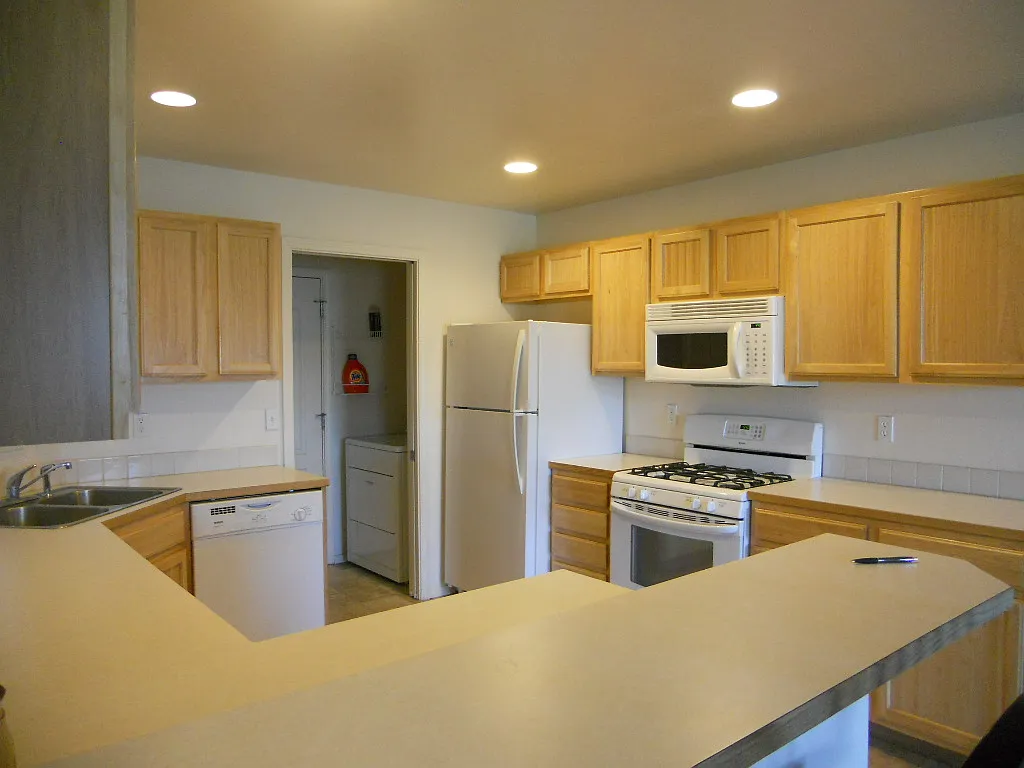 Building Photo - 128 NE Lotus Ct