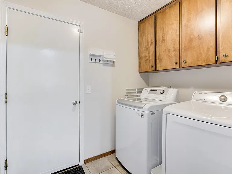 2109 S August St — Photo 39