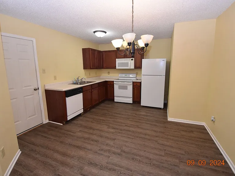 658 Florence Dr — Photo 6