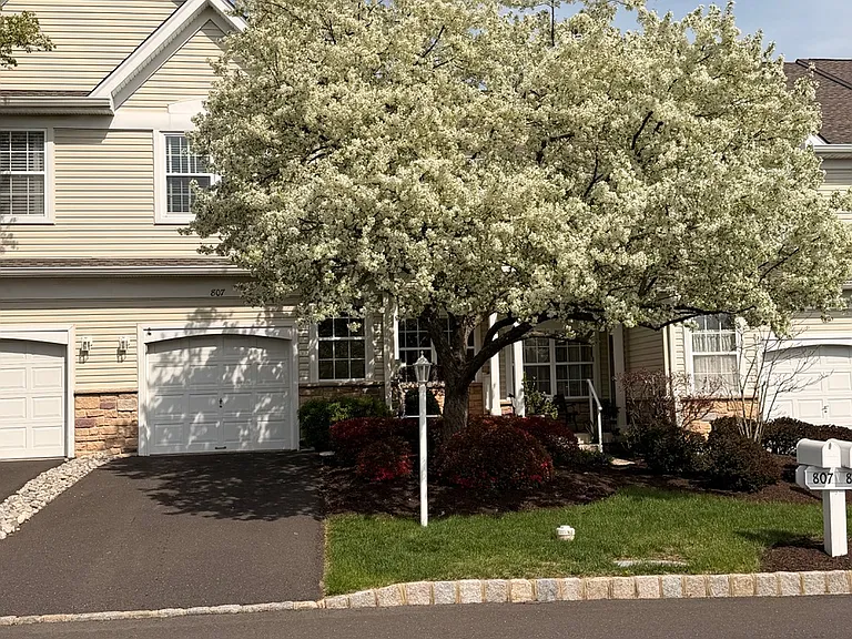 807 Breckinridge Ct — Photo 1