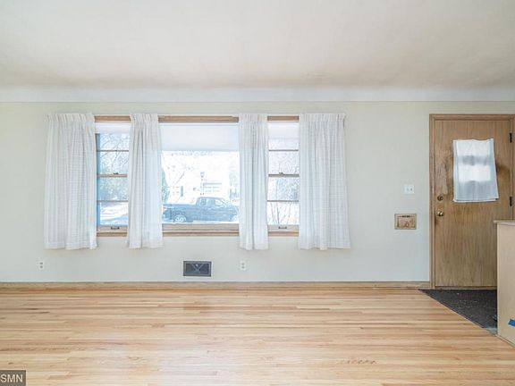 3rd image of 874 California Ave W